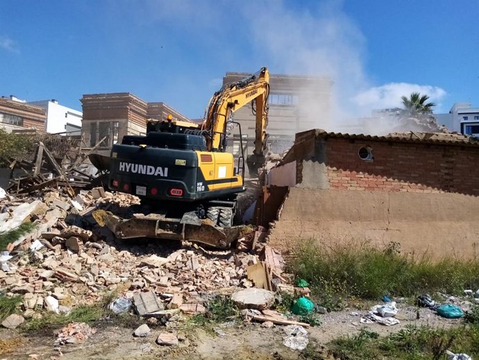 El Ayuntamiento procede al derribo de la edificación en ruinas colindante con el antiguo Colegio de Ferroviario.