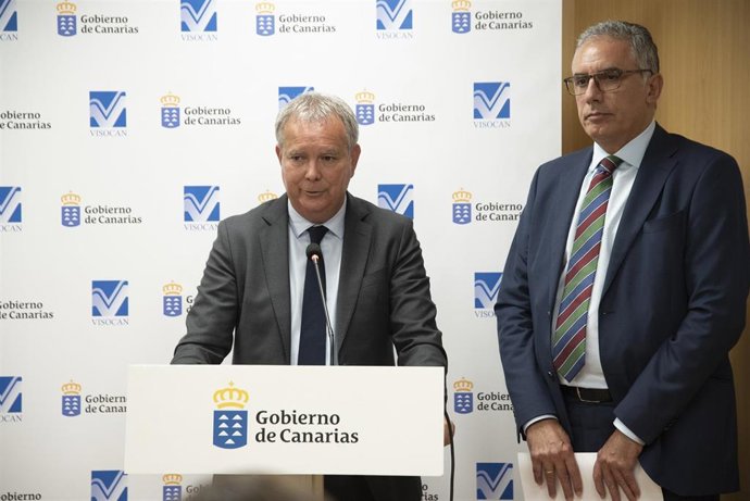 El consejero de Obras Públicas, Transportes y Vivienda del Gobierno de Canarias, Sebastián Franquis, y el director-gerente de Visocan, Víctor González