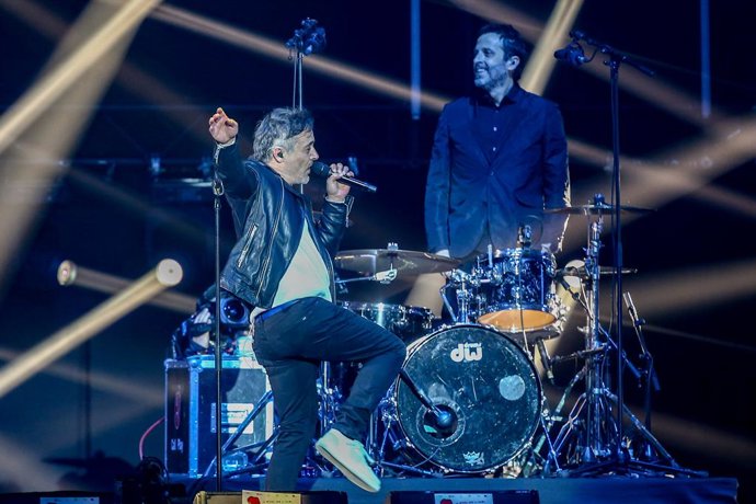 Archivo - El grupo Love of Lesbian actúa en el concierto solidario La música con La Palma: Más fuertes que el volcán en  Wizink Center, a 8 de enero de 2022, en Madrid (España). RTVE en colaboración con  la Asociación de Promotores musicales (APM) y e