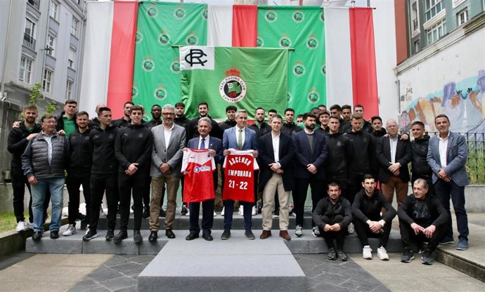 El presidente de Cantabria, Miguel Ángel Revilla, y el vicepresidente, Pablo Zuloaga, posan junto a la plantilla del Real Racing Club para celebrar el ascenso a Segunda División.