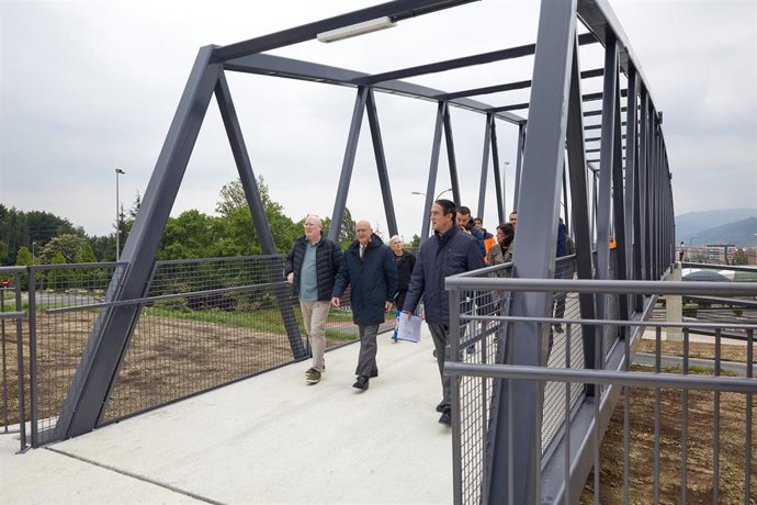 Visita del consejero de Cohesión Territorial, Bernardo Ciriza, y el alcalde de Huarte, Alfredo Arruiz, a la nueva pasarela.