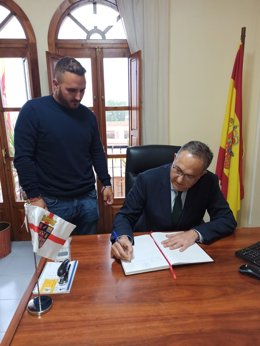 El delegado territorial de Turismo visita el Ayuntamiento de Íllar (Almería).