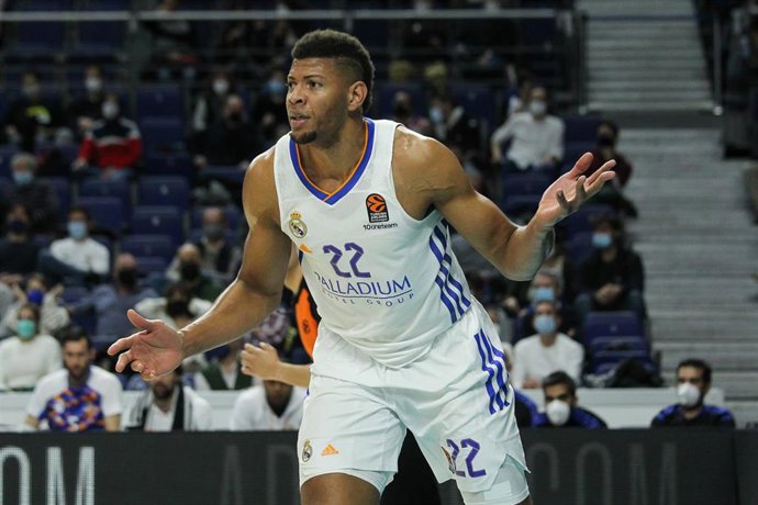Archivo - El jugdor del Real Madrid Walter Samuel Tavares durante el partido de Euroliga ante el Zenit en el Wizkin Center. 