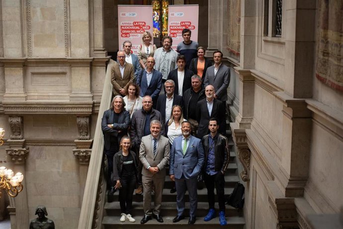 Jaume Collboni y Mike Blackman,junto a representantes del sector audiovisual durante la presentación del programa de acciones de la feria ISE