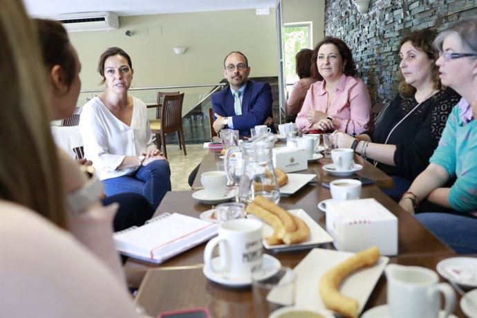 Ambrosio (al fondo, izda.), durante el desayuno con representantes de las AMPA.