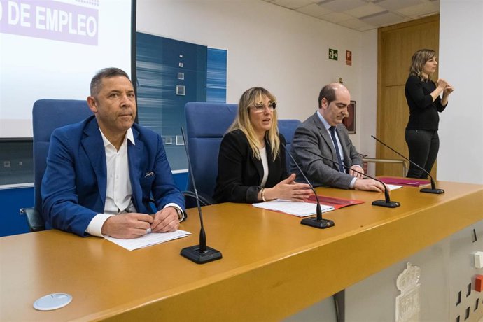 La consejera de Empleo y Políticas Sociales, Eugenia Gómez de Diego; el director del EMCAN , José Manuel Callejo, y el secretario general de GIRA, Marcos Díaz, presentan la convocatoria de ayudas para acciones formativas para el sector de la automoción