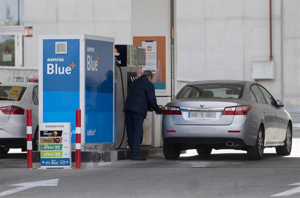 Archivo - Una persona reposta combustible en una gasolinera, a 24 de febrero de 2022, en Madrid (España) El precio de la gasolina y del gasóleo ha conquistado esta semana nuevos récords históricos para ambos carburantes, impulsado por el alza en el prec