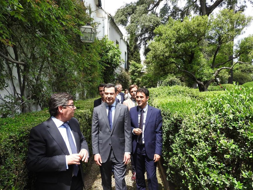 Juanma Moreno (centro), durante la visita a Viana, entre Jacinto Mañas (izda.) y Leopoldo Izquierdo.