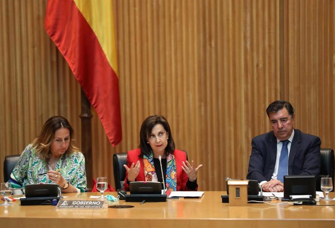 La ministra de Defensa, Margarita Robles (c), en la Comisión de Defensa en el Congreso de los Diputados