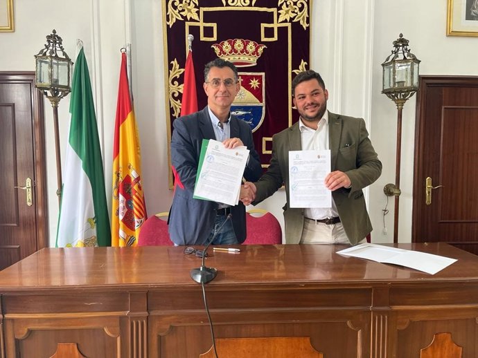 Miguel Rodríguez con el alcalde de Barbate.