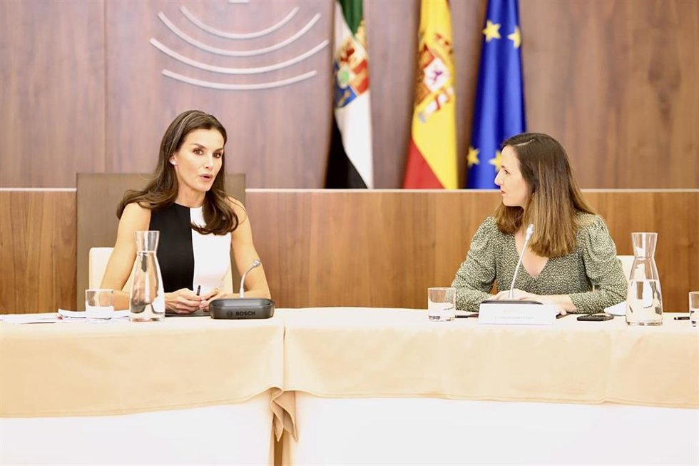 Su Majestad la Reina Letizia y la ministra de Derechos Sociales y secretaria general de Podemos, Ione Belarra