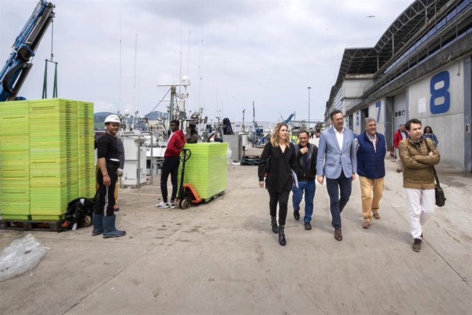 El Consejero De Desarrollo Rural, Ganadería, Pesca, Alimentación Y Medio Ambiente, Guillermo Blanco, Visita El Puerto De Santoña Para Comprobar La Descarga De La Costera De La Anchoa Y El Verdel.