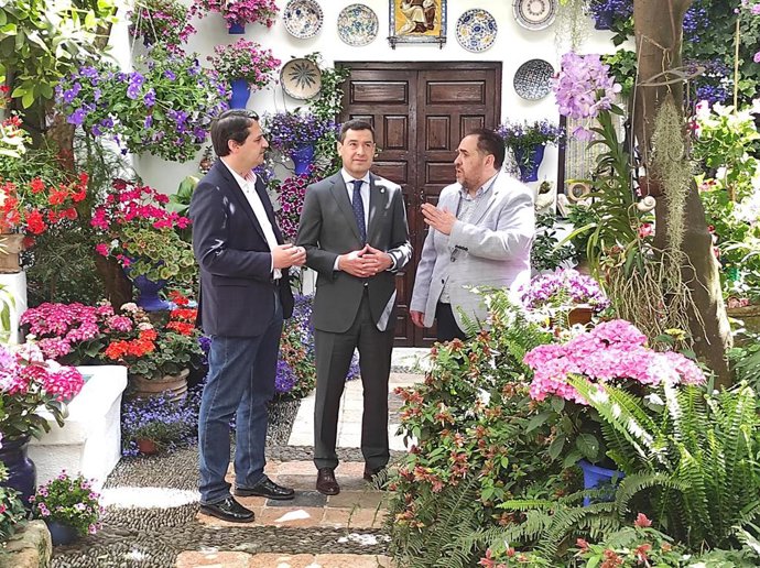 Moreno (centro), entre Bellido y el dueño de la casa patio de la calle Pastora, que ha visitado en Córdoba.