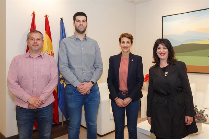 De izquierda a derecha: David Álvarez, secretario de Acción Municipal de Izquierda Unida de Navarra (IUN); Carlos Guzmán, coordinador general de IUN; la presidenta de Navarra, María Chivite, y Eugenia Sanmartín, secretaria de Organización de IUN.