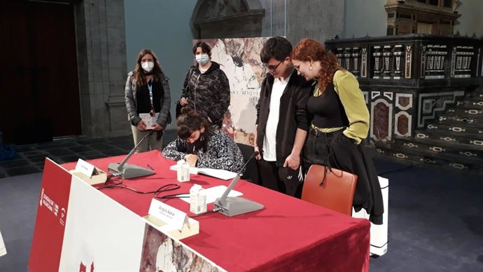 La ilustradora Ana Penya participa en el Encuentro de Escritores de la Biblioteca Valenciana
