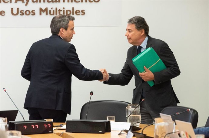 El concejal de Cs, Santiago Saura (i), y el expresidente de la Comunidad de Madrid Ignacio González (d) a su llegada a la comisión de investigación municipal sobre el presunto espionaje a la presidenta Isabel Díaz Ayuso 