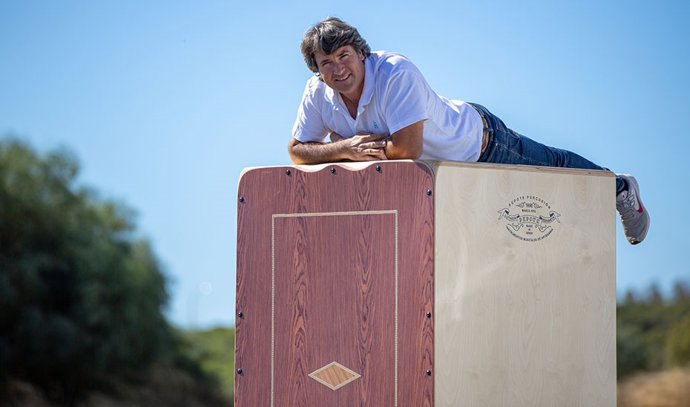 Archivo - José Hernández, dueño de Pepote Percusión, posando sobre un supercajón flamenco.