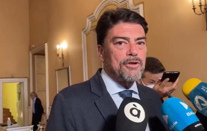 Luis Barcala, ante los medios en Alicante