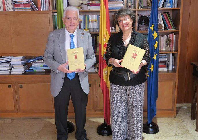 La subdelegada recibe la obra en prosa de Pablo García Baena.