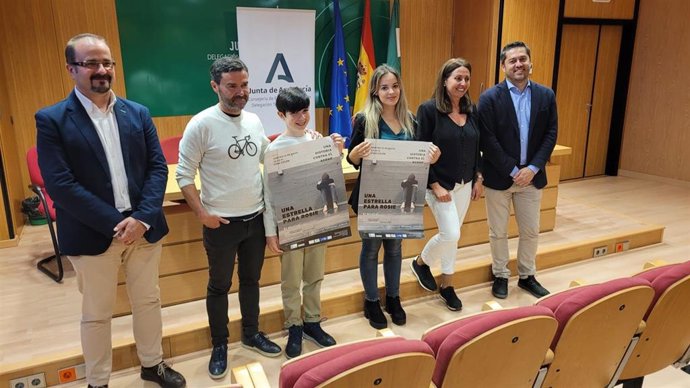 Los jóvenes creadores Pablo Llanes y Laura González presentan el musical 'Una estrella para Rossie'.