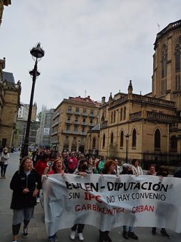 Manifestación de las trabajadoras de limpieza subcontratadas de la Diputación de Gipuzkoa