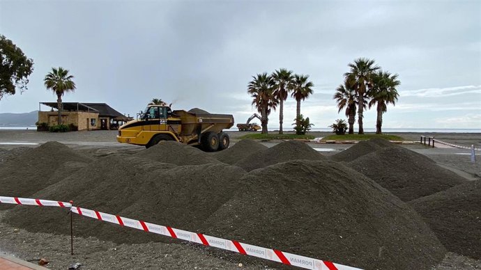 Trabajos en playa Poniente (Motril).