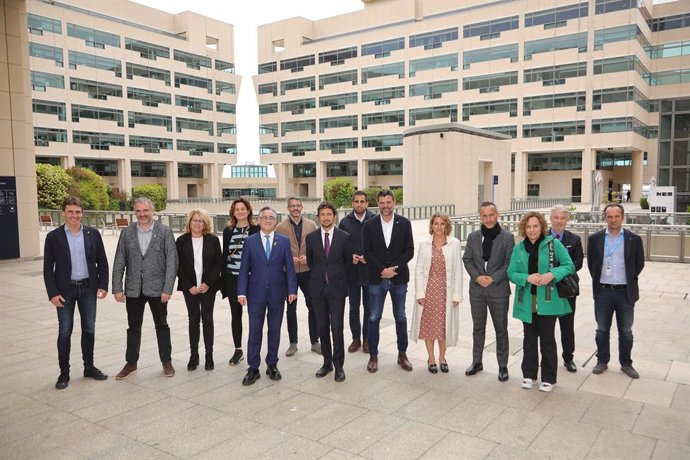 Les delegacions del Port de Barcelona i la comissió de Territori i Acció Climtica del Parlament durant la trobada
