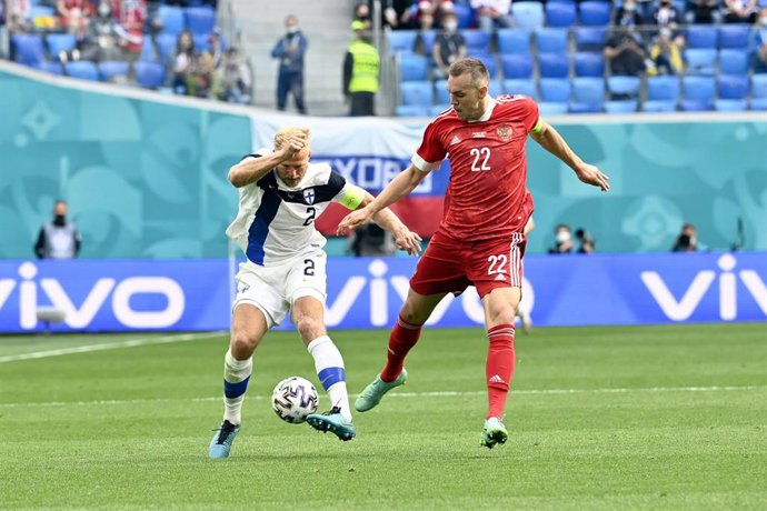 Archivo - Paulus Arajuuri y Artem Dzyuba pelean por un balón durante el Finlandia - Rusia de la EURO 2020