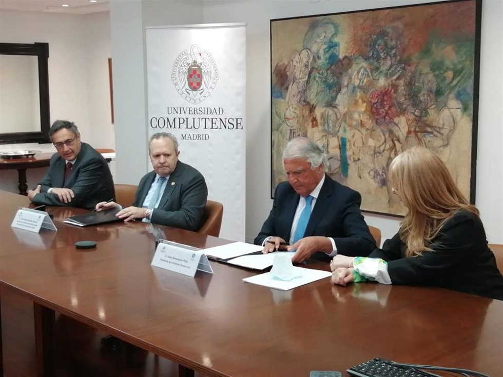 Firma del convenio entre FCJE y la UCM