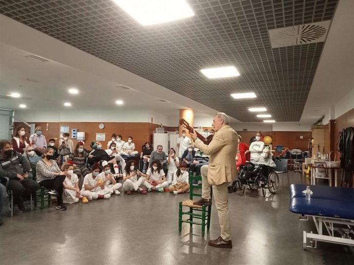 El artista José Manuel Soto actuó por sorpresa en Vithas Sevilla, interpretando las sevillanas y rumbas más conocidas de su repertorio.