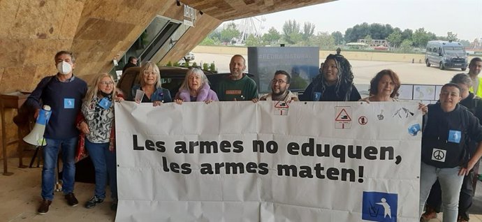 Protesta de Desmilitaricemos la educación en la entrada del Palau de la Llotja de Lleida. El 4 de mayo de 2022.