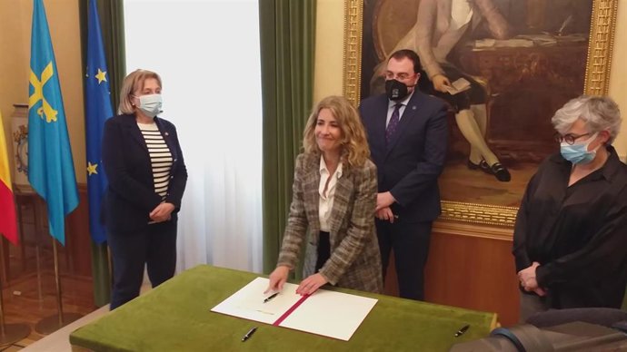 La ministra de Transportes, Raquel Sánchez, el presidente del Principado,  Adrián Barbón, y la alcaldesa de Gijón, Ana González,  firman el Protocolo del Plan de Vías, en el Ayuntamiento de Gijón, en presencia de delegada del Gobierno, Delia Losa