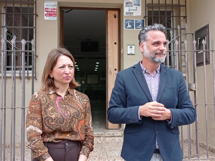 La delegada del Gobierno andaluz en Málaga, Patricia Navarro, en una reunión de trabajo  con el presidente de la Sociedad Federada de Personas Sordas de Málaga, Daniel Aguilar
