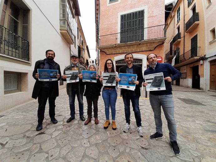 Presentación de los actos de homenaje a la comunidad judía de Palma, con la historiadora Laura Miró, y el regidor de Educación y Política Lingüística, Lloren Carrió.