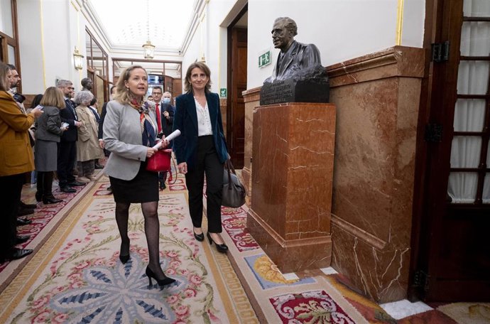 La vicepresidenta de Asuntos Económicos y Transformación Digital, Nadia Calviño (i), y la vicepresidenta para la Transición Ecológica y el Reto Demográfico, Teresa Ribera, a su llegada a una sesión plenaria, en el Congreso 