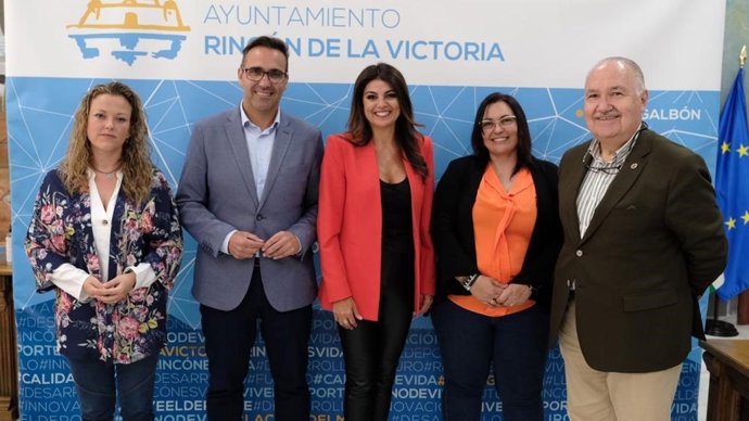 La delegada territorial de Turismo de la Junta en Málaga, Nuria Rodríguez, visita el municipio de Rincón de la Victoria