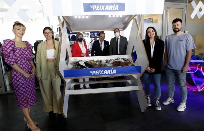 Relanzamiento de la campaña 'Vai de peixe'. Asisten María Mera, Patricia García, Fanny Pena, Xurxo Carreño, el rector de la USC, Antonio López, y los conselleiros de Mar y Sanidade en funciones, Rosa Quintana y Julio García Comesaña.