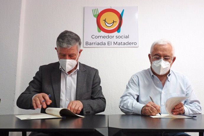 Firma del convenio de colaboración entre el alcalde de Palos de  la Frontera, Carmelo Romero,  y el responsable del Comedor Social 'Barrada del Matadero', Luciano Gómez.