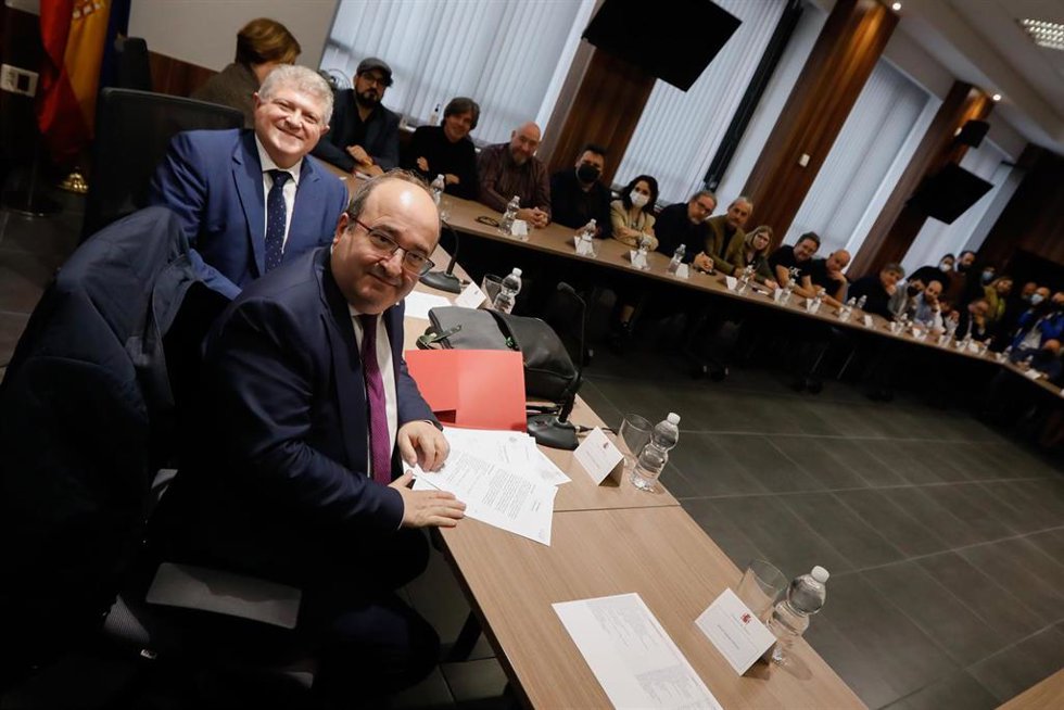 El ministro de Cultura y Deportes, Miquel Iceta, y el delegado del Gobierno en la Región, José Vélez, presiden el encuentro con representantes del sector cultural de Murcia