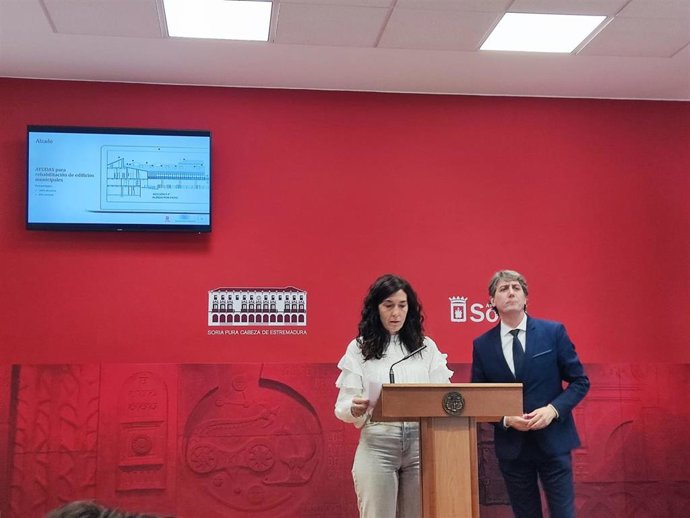 Beatriz Carro y Carlos Martínez presentan los proyectos que optan a ayudas europeas.