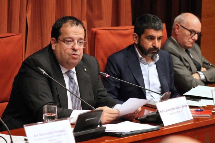 El conseller de Interior, Joan Ignasi Elena, durante su intervención en la Comisión de Interior en el Parlament de Catalunya