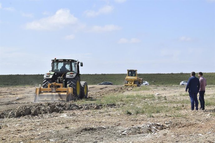 Trabajos de sellado y restauración en la antigua escombrera El Palmar, en Los Palacios y Villafranca.