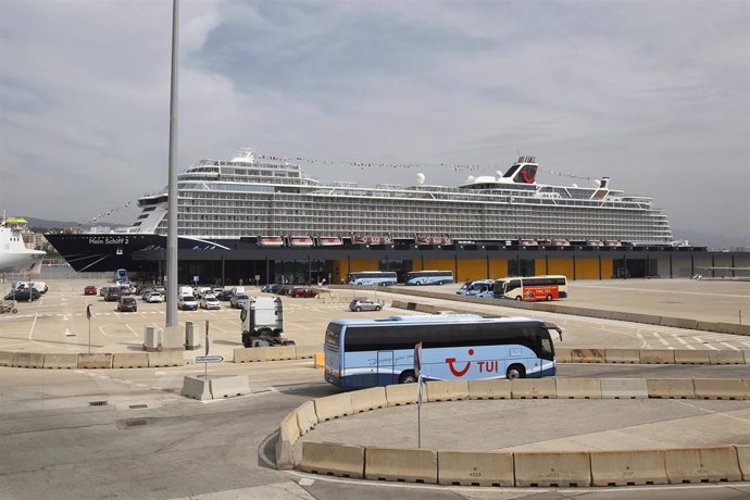 Archivo - El buque 'Mein Schiff 2', el primer crucero que visitó Baleares en 2021, amarrado en la Estación Marítima del Puerto de Palma. 