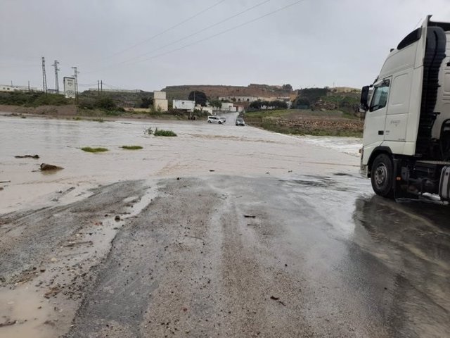 Carretera cortada en el Barranquete (Níjar, Almería)