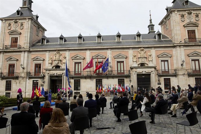 Archivo - Vista general del acto de conmemoración del Día de Europa en la plaza de la Villa.