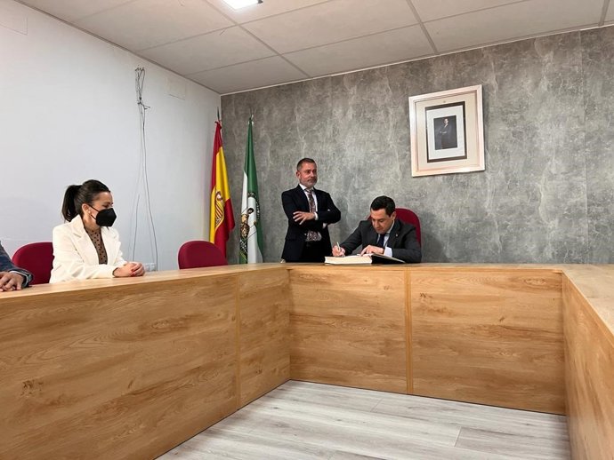 Juanma Moreno en su visita institucional al Ayuntamiento cordobés de Guadalcázar, junto a su alcalde, Francisco Estepa.