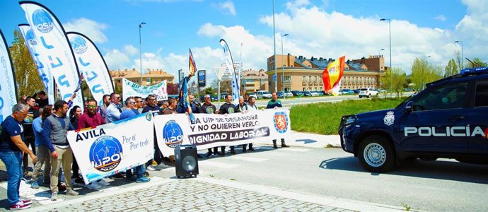 Agentes de la Policía Nacional participan en la concentración de JUPOL para denunciar la situación de las UIP.