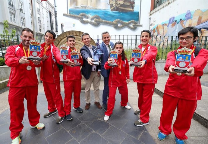 El vicepresidente de Cantabria, Pablo Zuloaga, y el director general de Deporte, Marío Iglesias, con los atletas cántabros que obtuvieron medalla en el Campeonato de España de Campo a Través para personas con discapacidad intelectual celebrado en Basauri