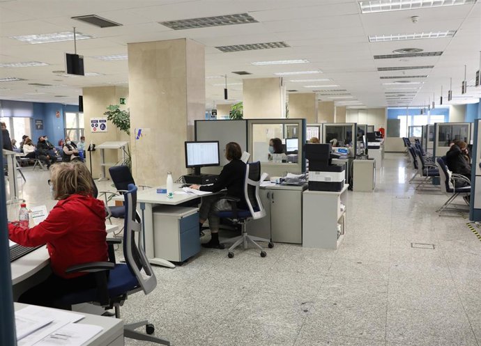 Varios empleados trabajan en una oficina de la Agencia Tributaria