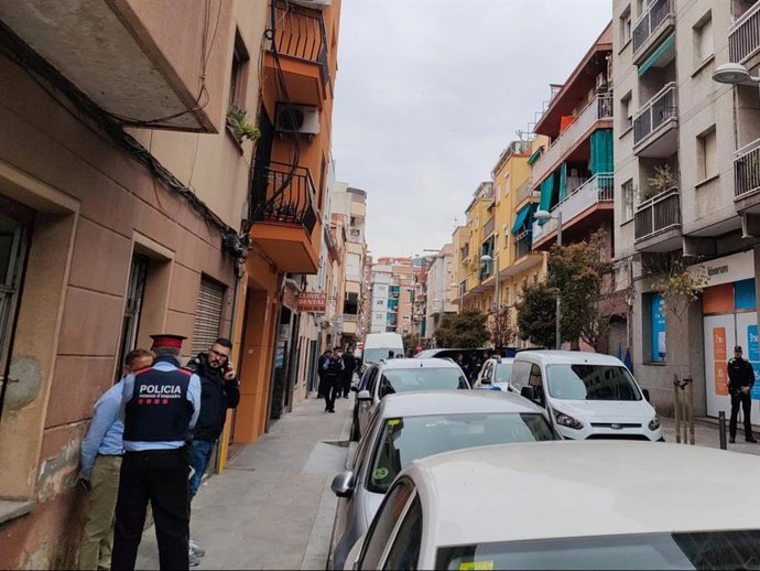 Un incendio en un edificio de Santa Coloma de Gramenet deja tres víctimas mortales.